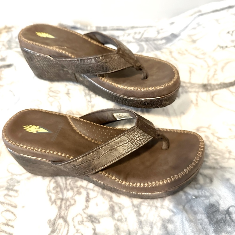 Volatile sandals